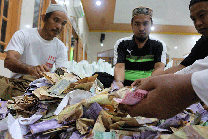 Warga Pulau Panggang melaksanakan pembayaran Zakat fitrah di Masjid Anima Kepulauan Seribu Utara, Provinsi DKI Jakarta, Minggu (1/5/2022).