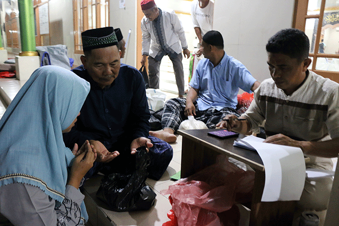 Warga Pulau Panggang melaksanakan pembayaran Zakat fitrah di Masjid Anima Kepulauan Seribu Utara, Provinsi DKI Jakarta, Minggu (1/5/2022).