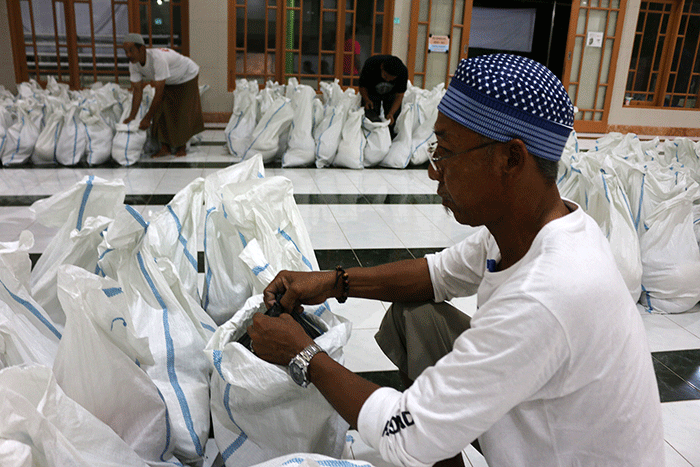 Warga Pulau Panggang melaksanakan pembayaran Zakat fitrah di Masjid Anima Kepulauan Seribu Utara, Provinsi DKI Jakarta, Minggu (1/5/2022).