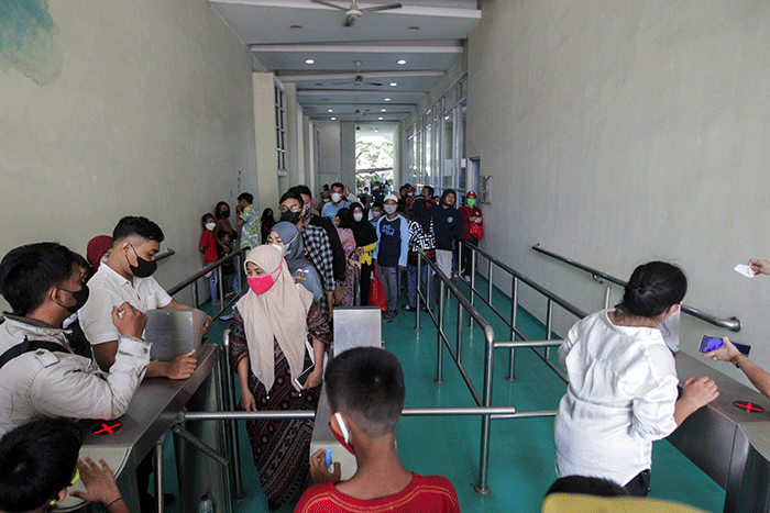 Sejumlah kendaraan terjebak kemacetan saat mengantre untuk masuk ke kawasan Taman Impian Jaya Ancol, Jakarta Utara, Selasa (3/5/2022).