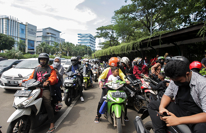 Sejumlah kendaraan terjebak kemacetan saat mengantre untuk masuk ke kawasan Taman Impian Jaya Ancol, Jakarta Utara, Selasa (3/5/2022).
