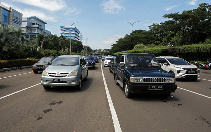 Sejumlah kendaraan terjebak kemacetan saat mengantre untuk masuk ke kawasan Taman Impian Jaya Ancol, Jakarta Utara, Selasa (3/5/2022).