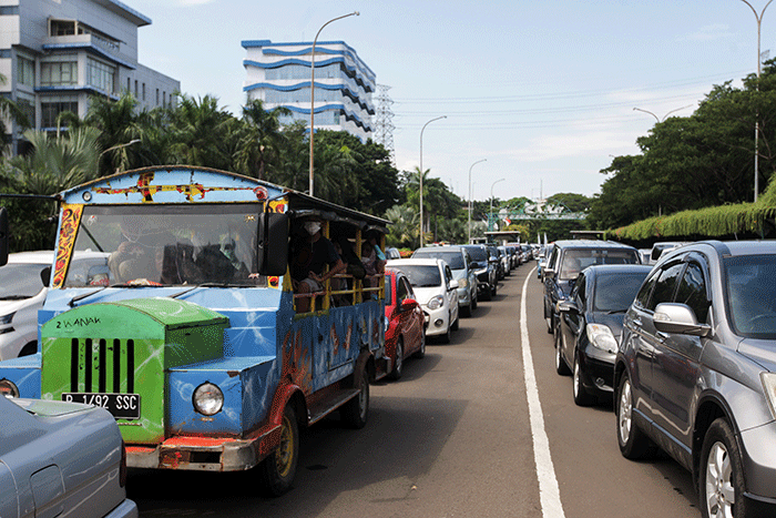 Sejumlah kendaraan terjebak kemacetan saat mengantre untuk masuk ke kawasan Taman Impian Jaya Ancol, Jakarta Utara, Selasa (3/5/2022).
