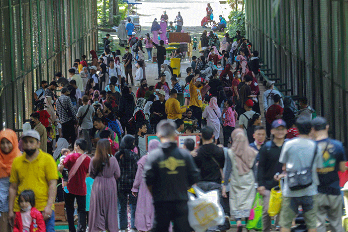 Pengunjung melihat Jerapah di Taman Margasatwa Ragunan, Jakarta Selatan, Selasa (3/5/2022).