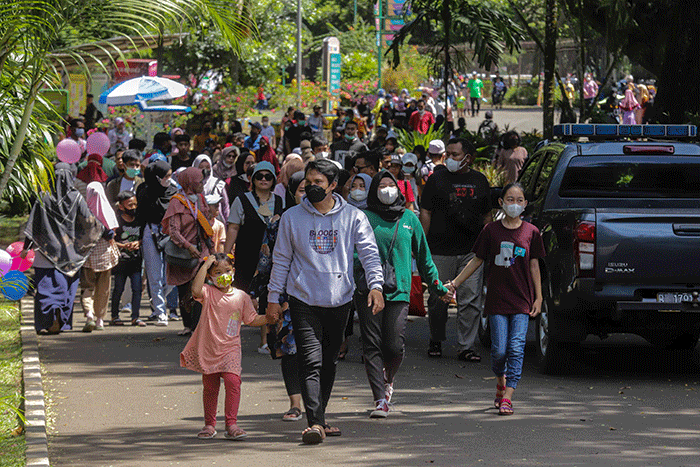 Pengunjung melihat Jerapah di Taman Margasatwa Ragunan, Jakarta Selatan, Selasa (3/5/2022).