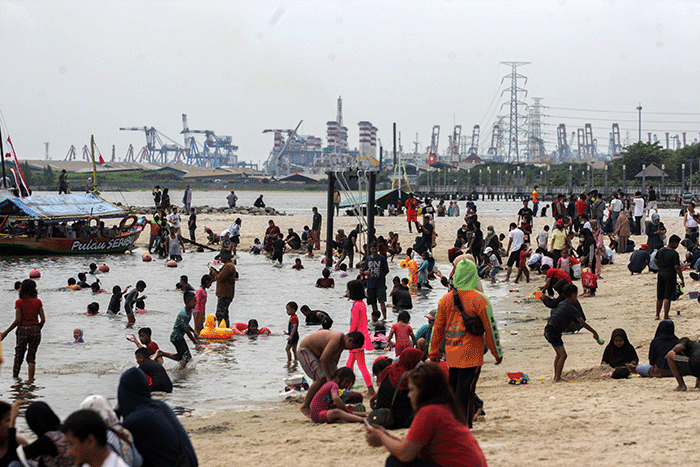 Warga berwisata di Pantai Ancol, Jakarta Utara, Rabu (3/5/2022).
