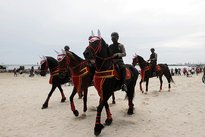 Warga berwisata di Pantai Ancol, Jakarta Utara, Rabu (3/5/2022).