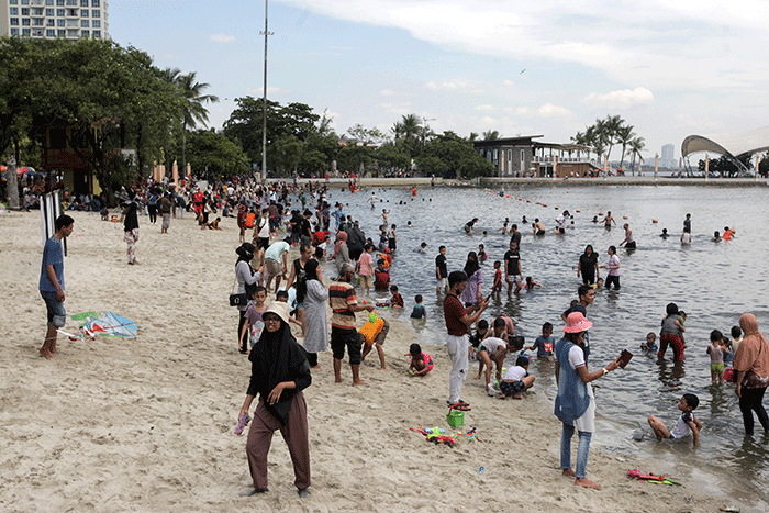 Warga berwisata di Pantai Ancol, Jakarta Utara, Rabu (3/5/2022).