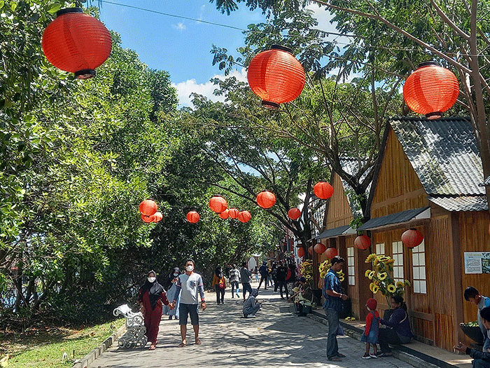 Pengunjung lokal dari Semarang dan luar daerah mengunjungi tempat wisata Grand Maerakaca Kota Semarang, Jawa Tengah, Selasa (3/5/2022).