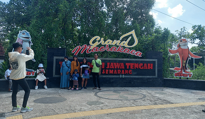 Pengunjung lokal dari Semarang dan luar daerah mengunjungi tempat wisata Grand Maerakaca Kota Semarang, Jawa Tengah, Selasa (3/5/2022).