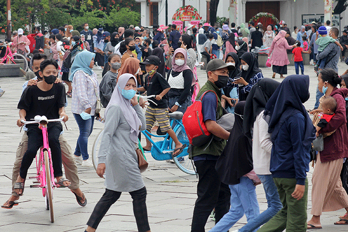 Wisatawan memadati kawasan Kota Tua, Jakarta, Rabu (4/5/2022).