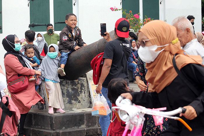 Wisatawan memadati kawasan Kota Tua, Jakarta, Rabu (4/5/2022).