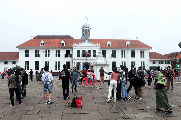 Wisatawan memadati kawasan Kota Tua, Jakarta, Rabu (4/5/2022).