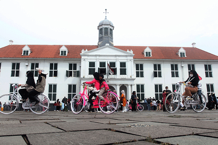 Wisatawan memadati kawasan Kota Tua, Jakarta, Rabu (4/5/2022).