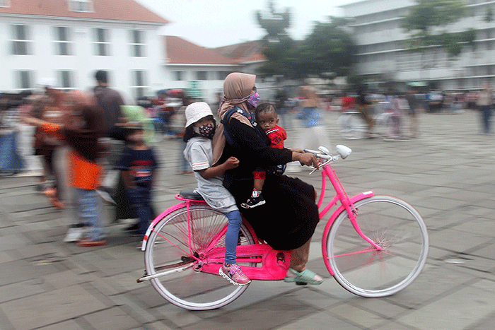 Wisatawan memadati kawasan Kota Tua, Jakarta, Rabu (4/5/2022).