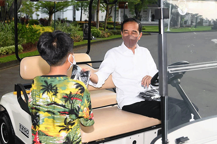 Pada hari kedua lebaran, Presiden Joko Widodo bermain bersama cucu-cucunya di halaman Istana Kepresidenan Yogyakarta, Selasa, 3 Mei 2022.