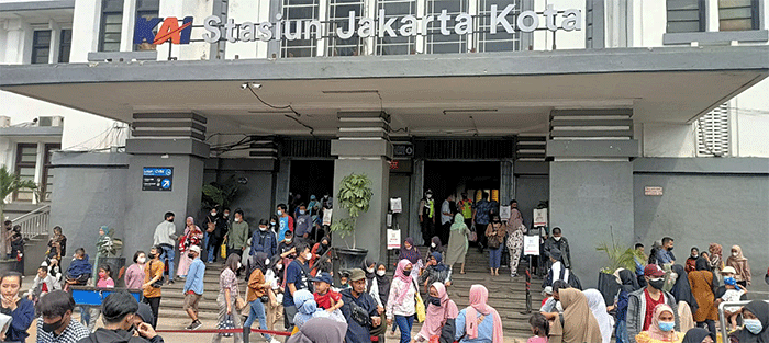 Pengunjung memadati kawasan wisata Kota Tua Jakarta, Rabu (4/5/2022).