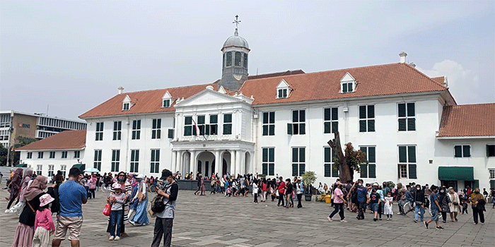 Pengunjung memadati kawasan wisata Kota Tua Jakarta, Rabu (4/5/2022).