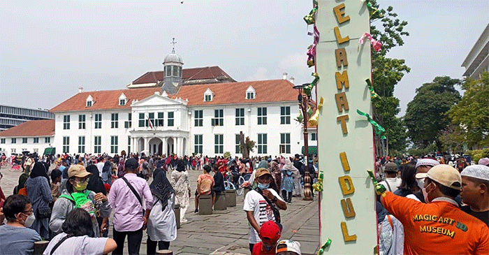 Pengunjung memadati kawasan wisata Kota Tua Jakarta, Rabu (4/5/2022).