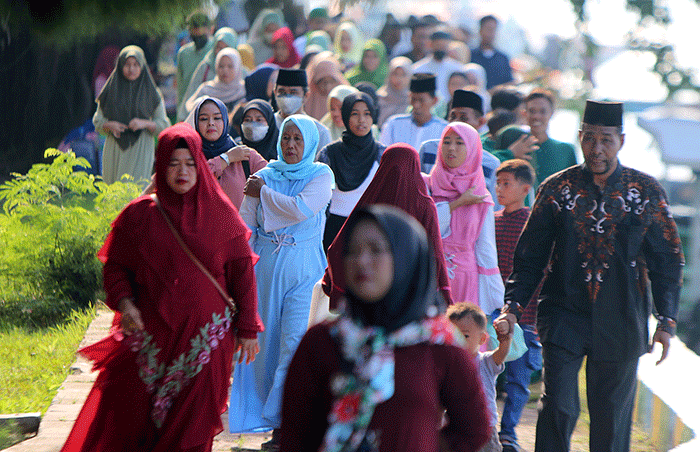 Warga Pulau Panggang dan Pulau Pramuka saat melakukan ziarah kubur di Pemakaman Pulau Karya, Kepulauan Seribu Utara, Provinsi DKI Jakarta, Rabu (4/5/2022).