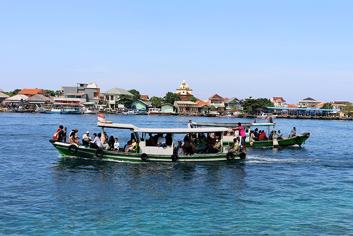 Warga Pulau Panggang dan Pulau Pramuka saat melakukan ziarah kubur di Pemakaman Pulau Karya, Kepulauan Seribu Utara, Provinsi DKI Jakarta, Rabu (4/5/2022).