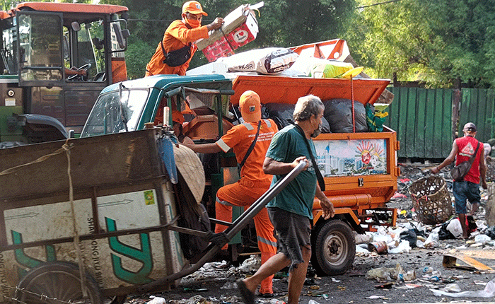 Sebanyak 150 ton sampah diangkut Pekerja Harian Lepas (PHL) Sudin Lingkungan Hidup Jakarta Selatan setiap hari dari Lokasi Penampungan Sampah (LPS) Rawajati.
