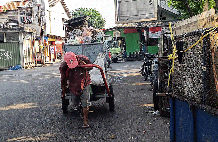 Sebanyak 150 ton sampah diangkut Pekerja Harian Lepas (PHL) Sudin Lingkungan Hidup Jakarta Selatan setiap hari dari Lokasi Penampungan Sampah (LPS) Rawajati.