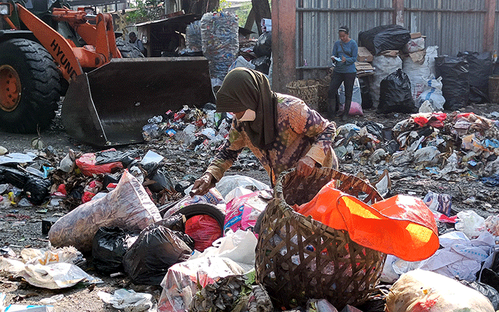 Sebanyak 150 ton sampah diangkut Pekerja Harian Lepas (PHL) Sudin Lingkungan Hidup Jakarta Selatan setiap hari dari Lokasi Penampungan Sampah (LPS) Rawajati.