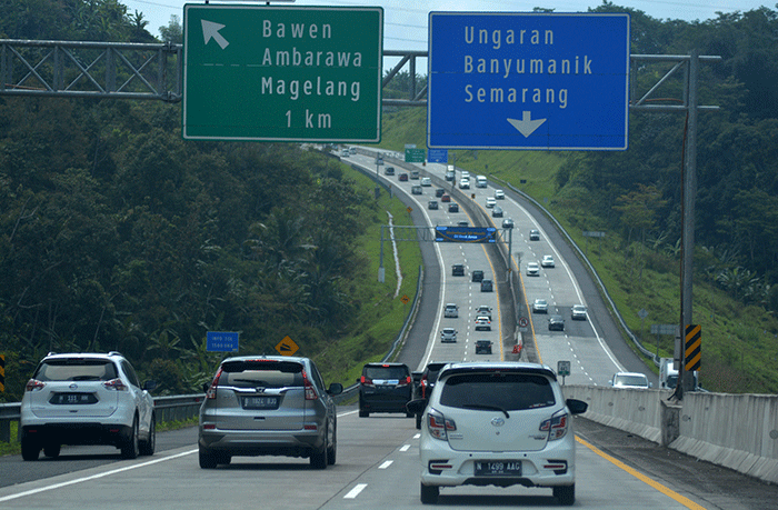 Ratusan kendaraan yang didominasi pelat B saat melintasi jalan tol Solo-Semarang, Jawa Tengah, Kamis (5/5/2022).