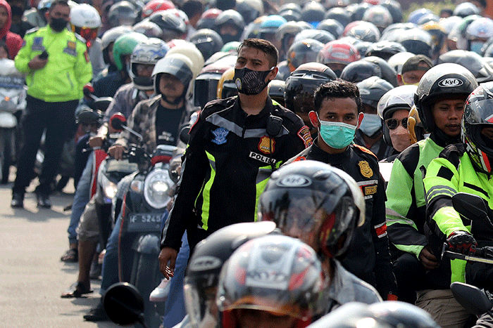 Petugas saat mengatur Lalu lintas di kawasan Jalan Raya Puncak, Cisarua, Kabupaten Bogor, Jawa Barat, Kamis (5/5/2022).