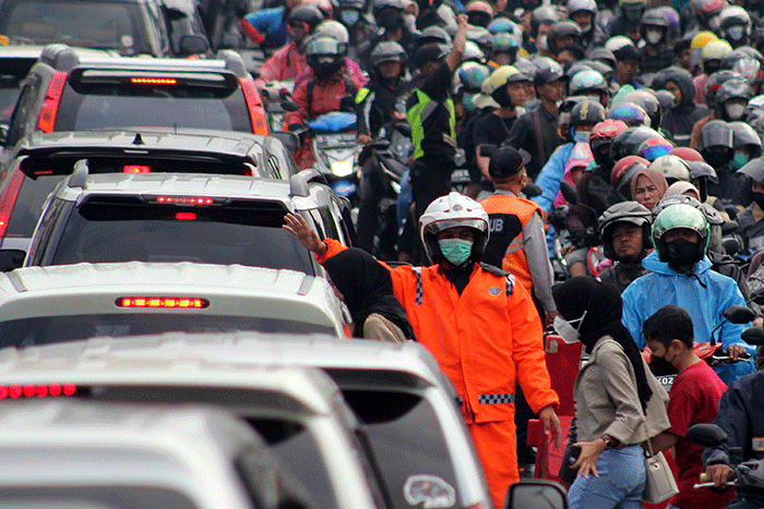 Petugas saat mengatur Lalu lintas di kawasan Jalan Raya Puncak, Cisarua, Kabupaten Bogor, Jawa Barat, Kamis (5/5/2022).