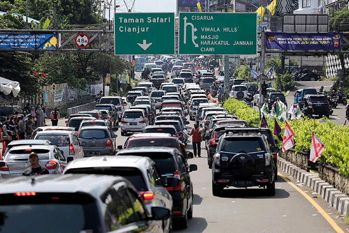 Antrean kendaraan di Tol Jagorawi menuju kawasan wisata Puncak, Ciawi, Kabupaten Bogor, Jawa Barat, Kamis (5/5/2022).