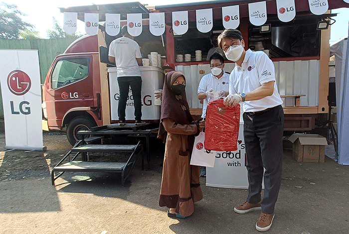 President of LG Electronics Indonesia Lee Taejin (kedua kanan) secara simbolis membagikan makanan sehat dalam keadaan hangat kepada masyarakat.