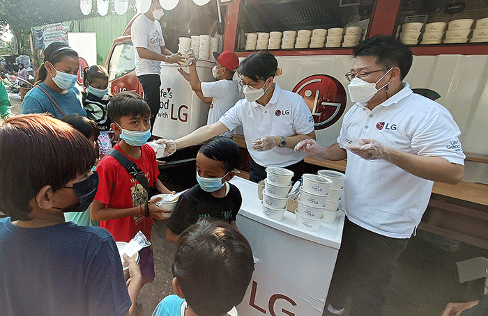 President of LG Electronics Indonesia Lee Taejin (kedua kanan) secara simbolis membagikan makanan sehat dalam keadaan hangat kepada masyarakat.