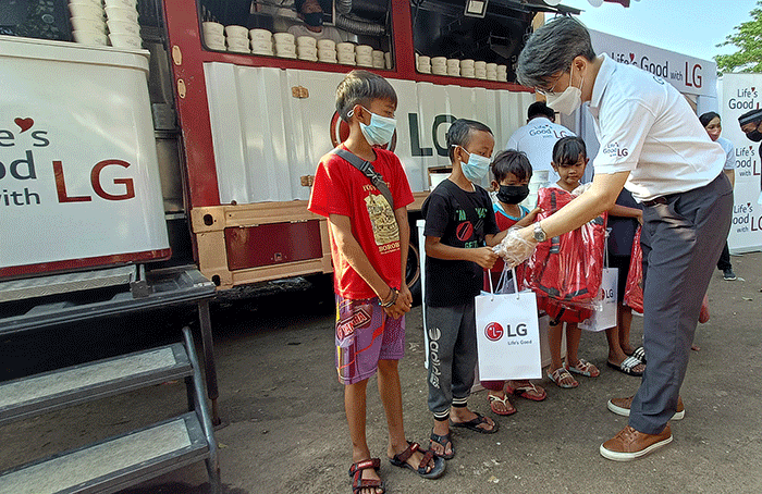 President of LG Electronics Indonesia Lee Taejin (kedua kanan) secara simbolis membagikan makanan sehat dalam keadaan hangat kepada masyarakat.