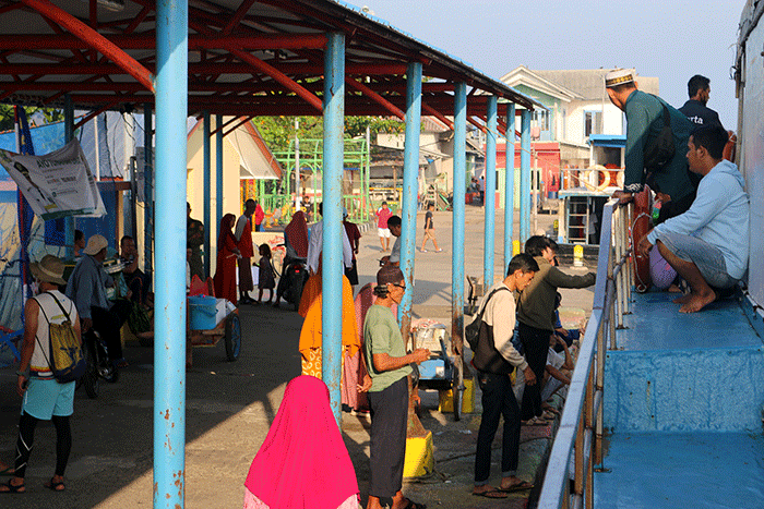 Suasana penumpang pengguna jasa transportasi air tujuan Kaliadem Muara Angke di pelabuhan penyeberangan Pulau Panggang dan Pramuka provinsi DKI Jakarta.