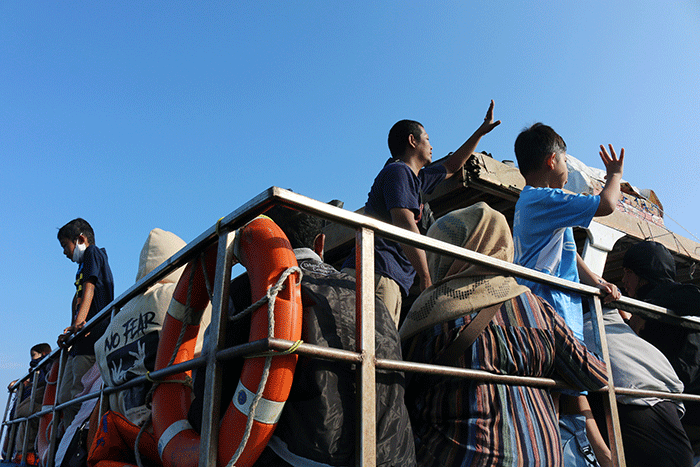 Suasana penumpang pengguna jasa transportasi air tujuan Kaliadem Muara Angke di pelabuhan penyeberangan Pulau Panggang dan Pramuka provinsi DKI Jakarta.