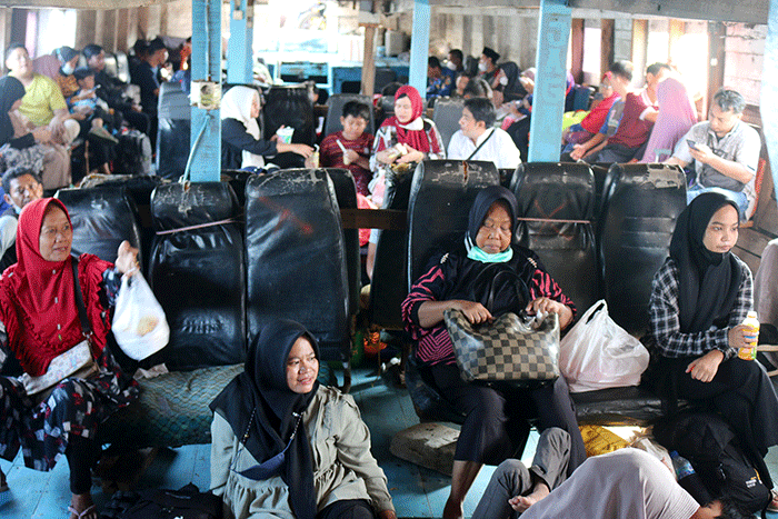 Suasana penumpang pengguna jasa transportasi air tujuan Kaliadem Muara Angke di pelabuhan penyeberangan Pulau Panggang dan Pramuka provinsi DKI Jakarta.
