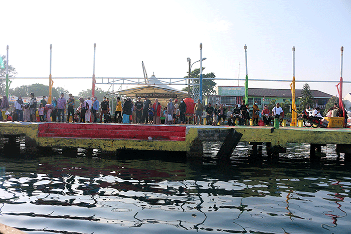 Suasana penumpang pengguna jasa transportasi air tujuan Kaliadem Muara Angke di pelabuhan penyeberangan Pulau Panggang dan Pramuka provinsi DKI Jakarta.