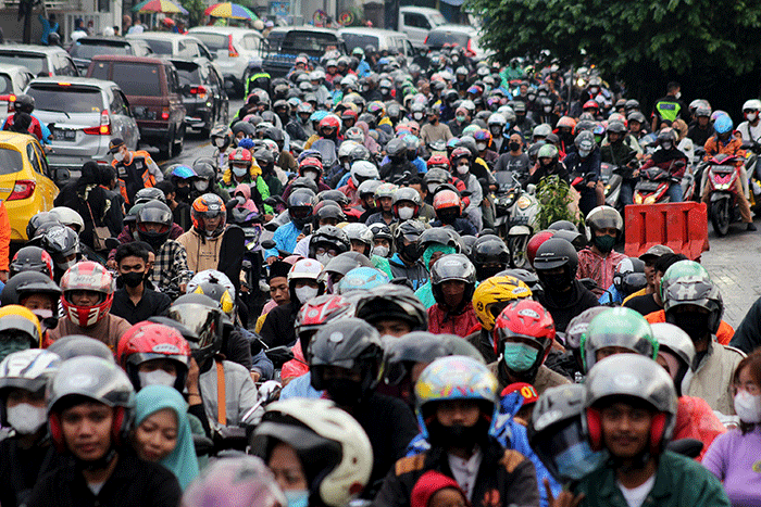 Kepadatan kendaraan wisatawan di Jalan Raya Puncak, Cisarua, Kabupaten Bogor, Jawa Barat, Kamis (5/5/2022).