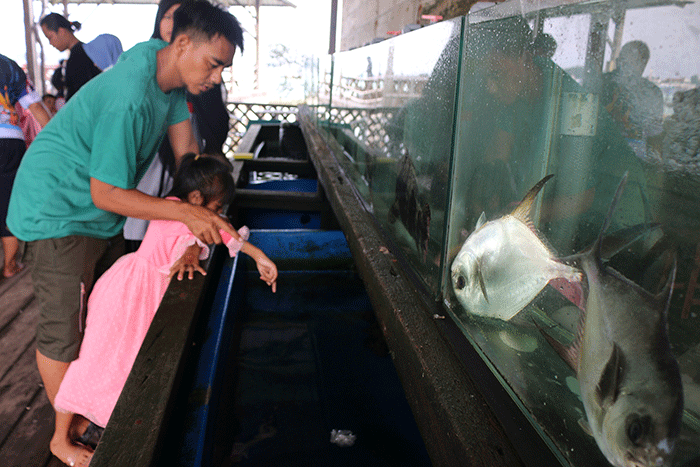Warga pulau panggang dan Pramuka memanfaatkan waktu bersama keluarga untuk menikmati hidangan kuliner di kawasan wisata keramba atau resto terapung.