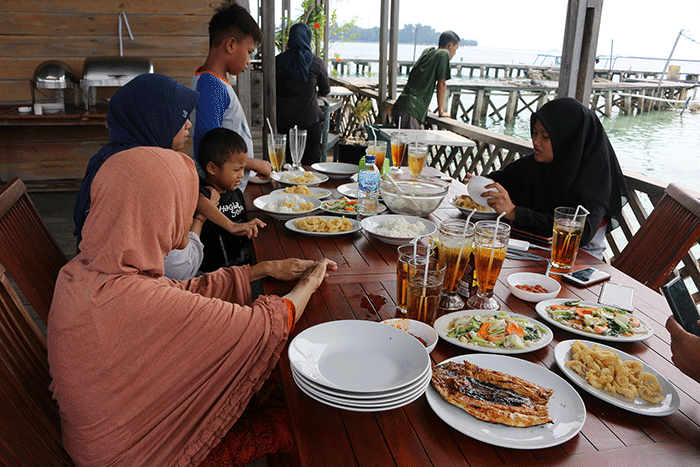 Warga pulau panggang dan Pramuka memanfaatkan waktu bersama keluarga untuk menikmati hidangan kuliner di kawasan wisata keramba atau resto terapung.