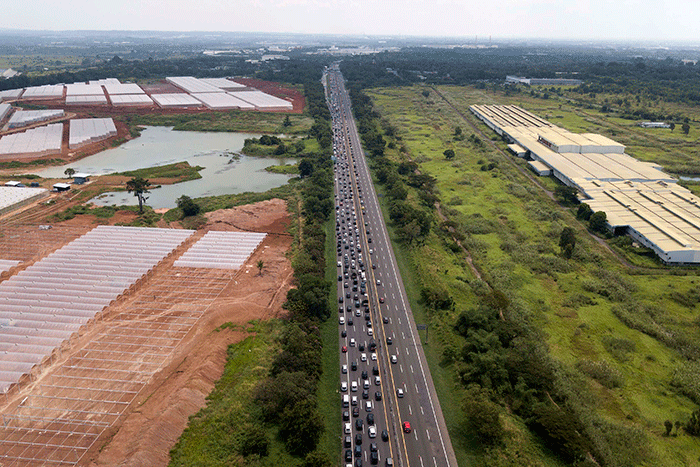 Foto udara ribuan kendaraan terjebak kemacetan di Gerbang Tol Cikarang Utama, Karawang, Jumat (6/5/2022).