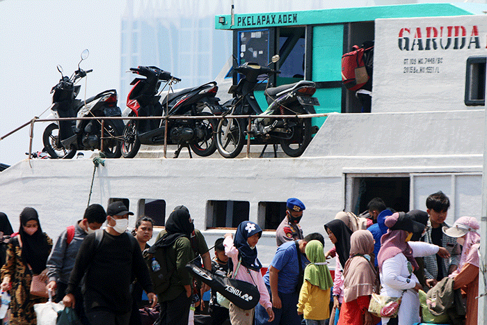 Para penumpang pengguna jasa transportasi air dari Pulau Seribu tiba di Pelabuhan Muara Angke, Jakarta Utara, Jumat (6/5/2022).
