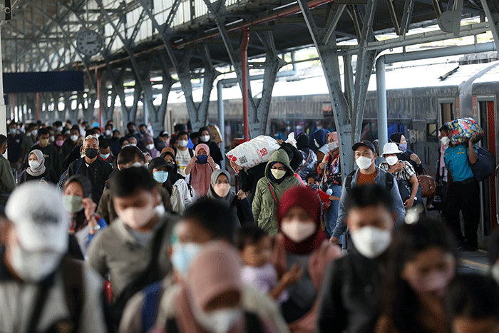 Sejumlah penumpang kereta api Fajar Utama dari Yogyakarta tiba di Stasiun Pasar Senen, Jakarta Pusat, Jumat (6/5/2022).