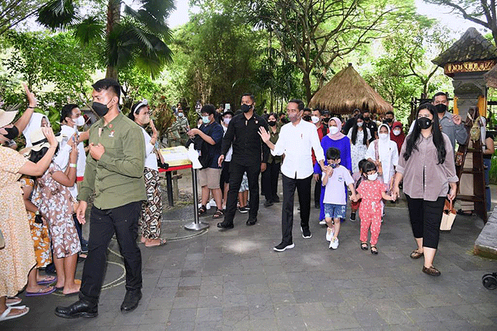 Dari Yogyakarta, Presiden Joko Widodo beserta keluarga menghabiskan libur Lebaran di Provinsi Bali.