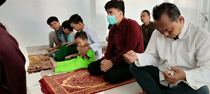 Umat Islam melakukan shalat Jumat berjemaah di Masjid Nurussalam Serdang Kemayoran, Jakarta, Jumat (6/5/2022).