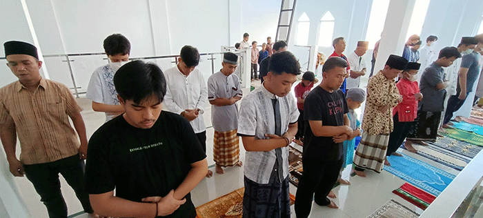 Umat Islam melakukan shalat Jumat berjemaah di Masjid Nurussalam Serdang Kemayoran, Jakarta, Jumat (6/5/2022).