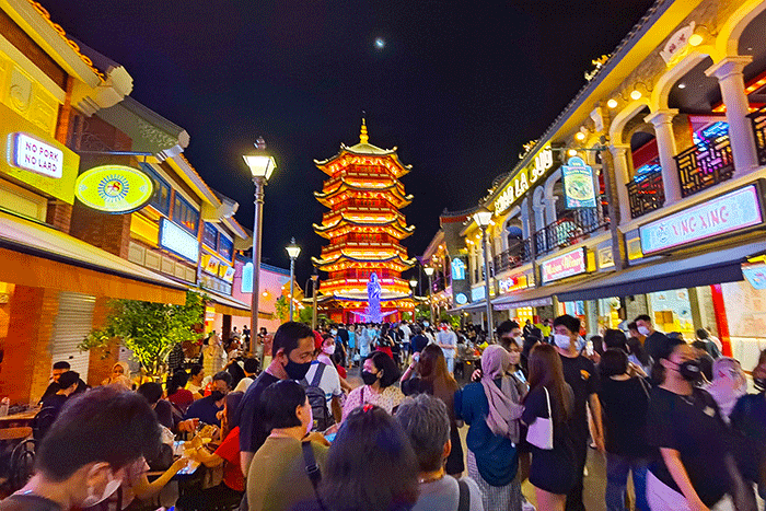 Suasana Pantjoran Chinatown atau Pantjoran Pantai Indah Kapuk (PIK), Jakarta, ramai pengunjung pada libur Lebaran 2022 di Jakarta, Jumat (6/5/2022).