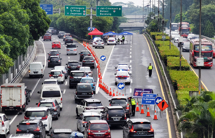 Pengendara dialihkan akibat penutupan jalan tol arah cikampek, imbas pemberlakuan one way atau jalur satu arah di Cawang, Jakarta Timur, Sabtu (7/5/2022).